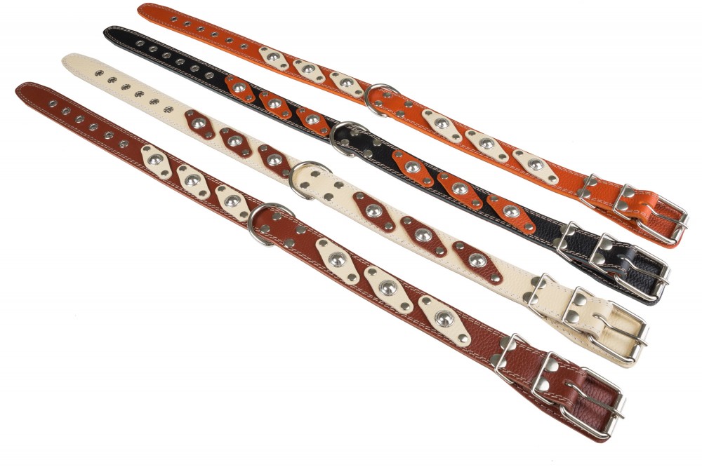 Ошейник №36 с подкладом украшенный с кольцом посередине.